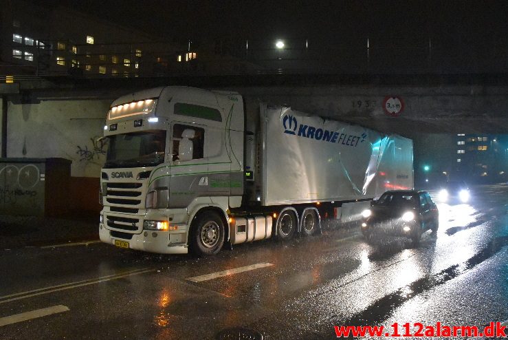 20 tons ost kilet sig fast under broen. Skovgade i Vejle. 19/02-2018. Kl. 18:20.