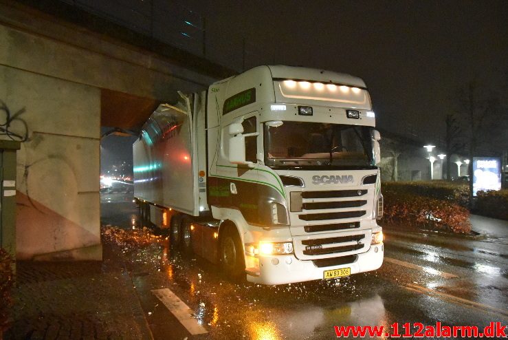 20 tons ost kilet sig fast under broen. Skovgade i Vejle. 19/02-2018. Kl. 18:20.