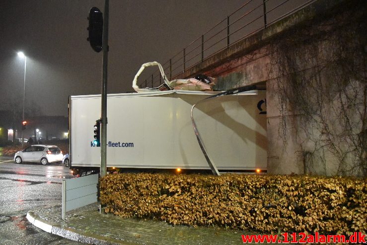 20 tons ost kilet sig fast under broen. Skovgade i Vejle. 19/02-2018. Kl. 18:20.