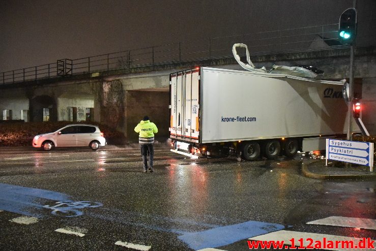 20 tons ost kilet sig fast under broen. Skovgade i Vejle. 19/02-2018. Kl. 18:20.