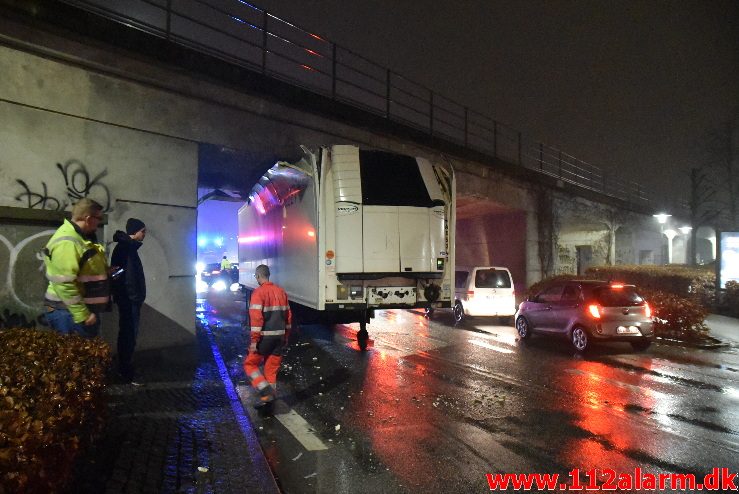 20 tons ost kilet sig fast under broen. Skovgade i Vejle. 19/02-2018. Kl. 18:20.