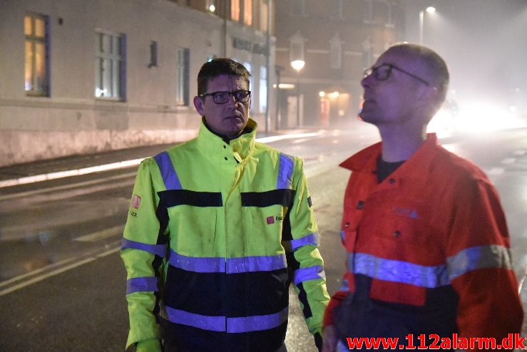 20 tons ost kilet sig fast under broen. Skovgade i Vejle. 19/02-2018. Kl. 18:20.