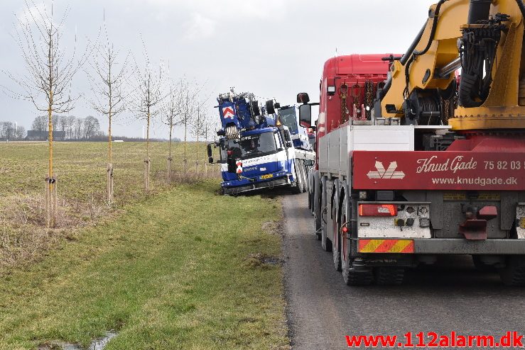 Mobilkran sank ned i rabatten. Store Lime ved Bredsten. 22/02-2018. KL. 11:30.