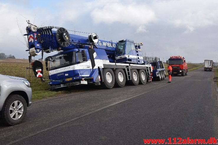 Mobilkran sank ned i rabatten. Store Lime ved Bredsten. 22/02-2018. KL. 11:30.