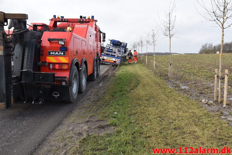 Mobilkran sank ned i rabatten. Store Lime ved Bredsten. 22/02-2018. KL. 11:30.