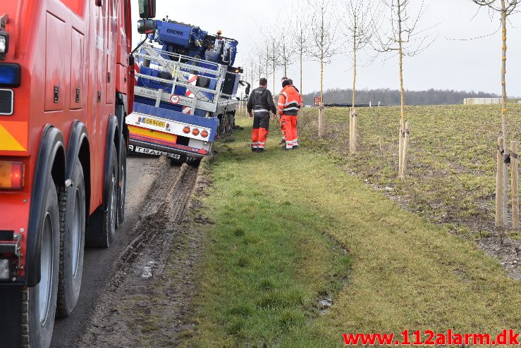 Mobilkran sank ned i rabatten. Store Lime ved Bredsten. 22/02-2018. KL. 11:30.