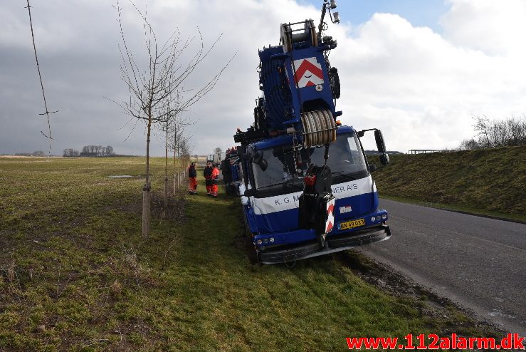 Mobilkran sank ned i rabatten. Store Lime ved Bredsten. 22/02-2018. KL. 11:30.