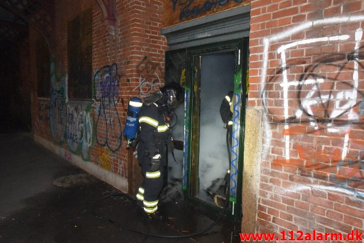 Brand i den gamle godsbanegård. Gammelhavn i Vejle. 26/02-2018. Kl. 21:04.