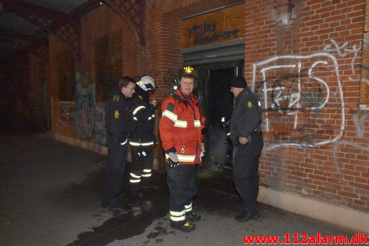 Brand i den gamle godsbanegård. Gammelhavn i Vejle. 26/02-2018. Kl. 21:04.