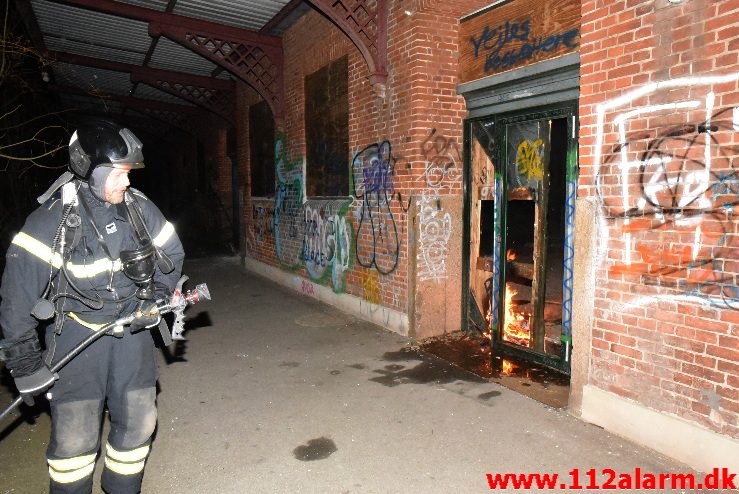 Brand i den gamle godsbanegård. Gammelhavn i Vejle. 26/02-2018. Kl. 21:04.