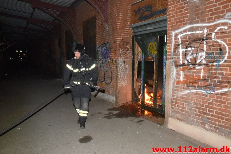 Brand i den gamle godsbanegård. Gammelhavn i Vejle. 26/02-2018. Kl. 21:04.