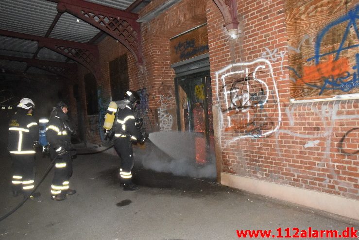 Brand i den gamle godsbanegård. Gammelhavn i Vejle. 26/02-2018. Kl. 21:04.