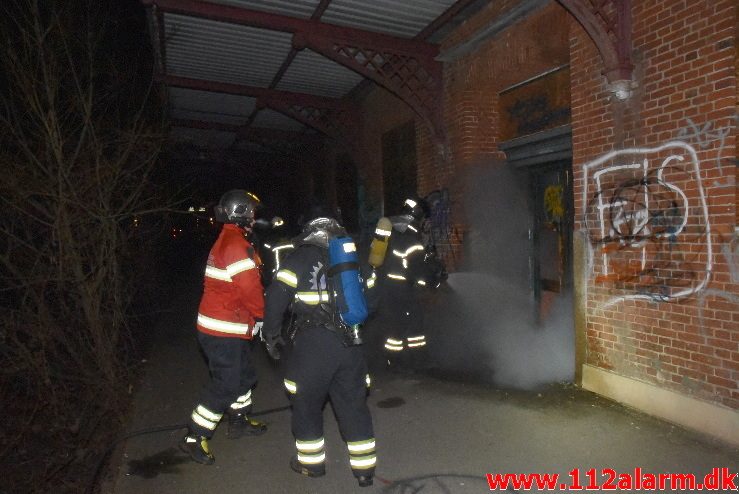 Brand i den gamle godsbanegård. Gammelhavn i Vejle. 26/02-2018. Kl. 21:04.