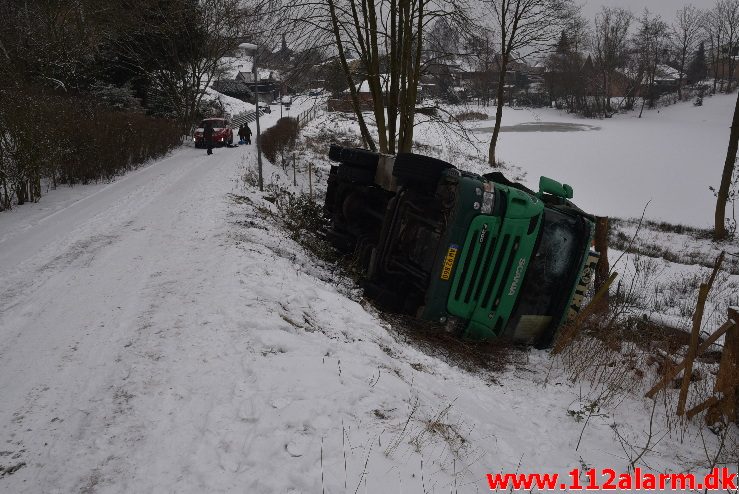 Skraldevogn lad sig om på siden. Viemosevej i Bredballe. 05/03-2018. Kl. 08:15.