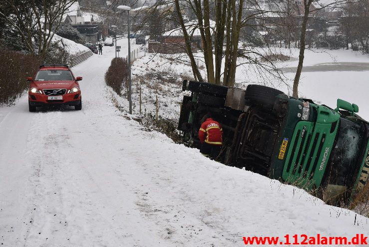 Skraldevogn lad sig om på siden. Viemosevej i Bredballe. 05/03-2018. Kl. 08:15.