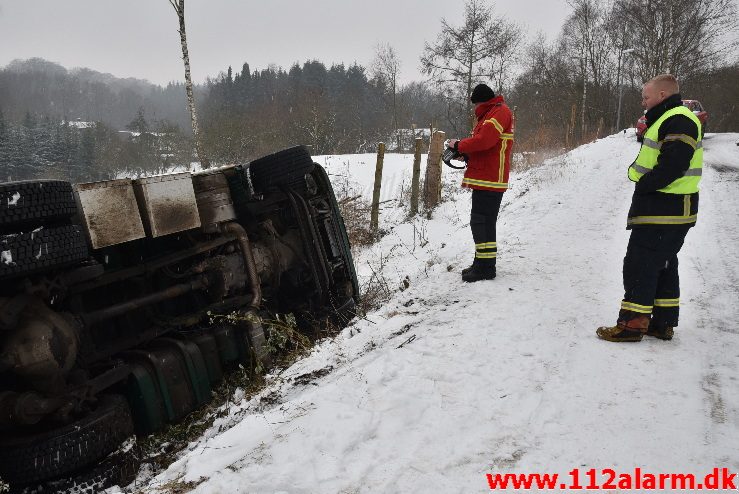 Skraldevogn lad sig om på siden. Viemosevej i Bredballe. 05/03-2018. Kl. 08:15.