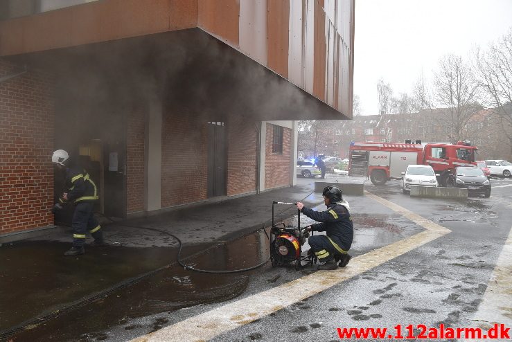 Brand i Etageejendom. Spinderigade 24 i Vejle. 08/03-2018. Kl. 14:51.