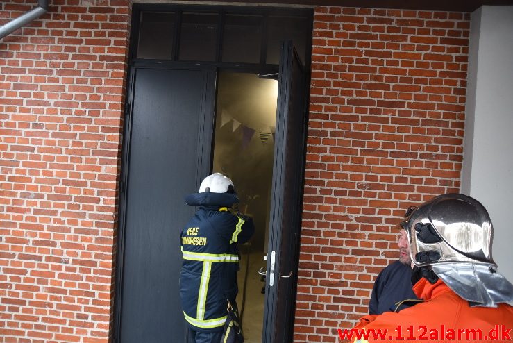 Brand i Etageejendom. Spinderigade 24 i Vejle. 08/03-2018. Kl. 14:51.