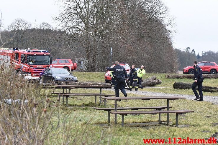 Ung pige gik igennem isen. Fårupsø ved Jelling.  13/03-2018. KL. 13:26.