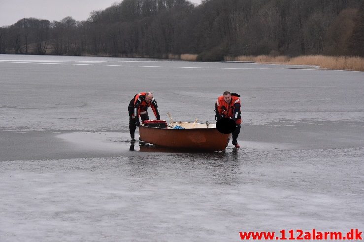 Ung pige gik igennem isen. Fårupsø ved Jelling.  13/03-2018. KL. 13:26.