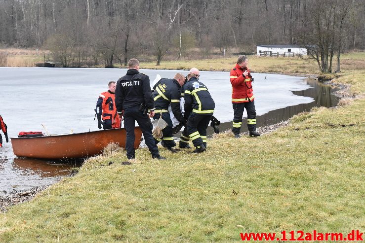 Ung pige gik igennem isen. Fårupsø ved Jelling.  13/03-2018. KL. 13:26.