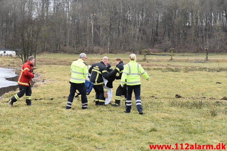 Ung pige gik igennem isen. Fårupsø ved Jelling.  13/03-2018. KL. 13:26.