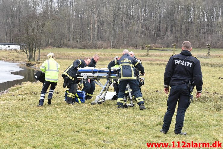 Ung pige gik igennem isen. Fårupsø ved Jelling.  13/03-2018. KL. 13:26.