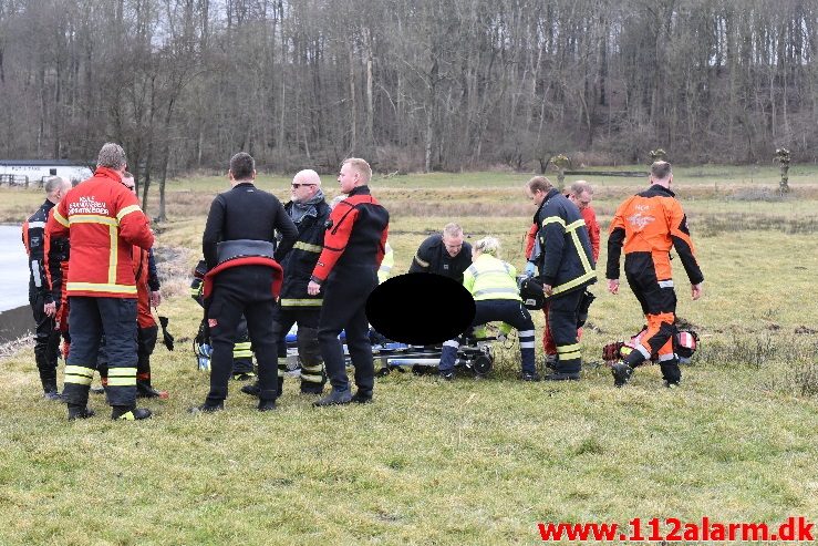 Ung pige gik igennem isen. Fårupsø ved Jelling.  13/03-2018. KL. 13:26.