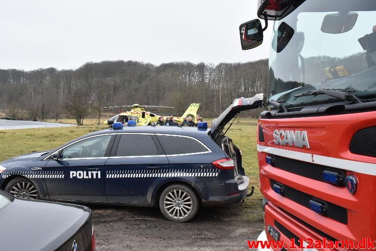 Ung pige gik igennem isen. Fårupsø ved Jelling.  13/03-2018. KL. 13:26.