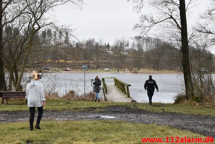 Ung pige gik igennem isen. Fårupsø ved Jelling.  13/03-2018. KL. 13:26.