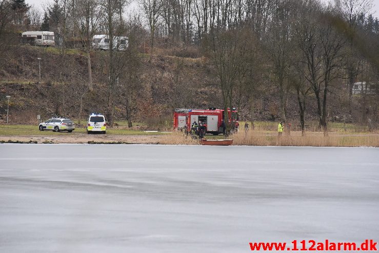 Ung pige gik igennem isen. Fårupsø ved Jelling.  13/03-2018. KL. 13:26.