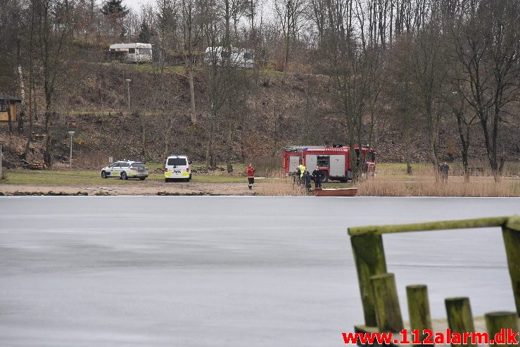 Ung pige gik igennem isen. Fårupsø ved Jelling.  13/03-2018. KL. 13:26.