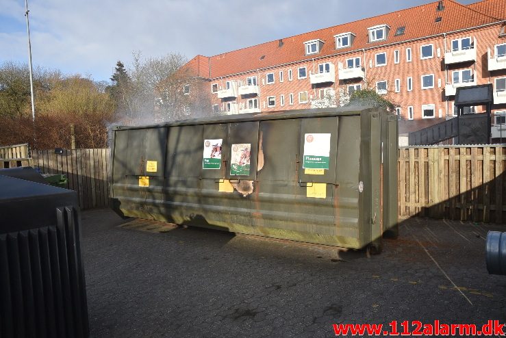 Containerbrand. Borgmester Madsens Gade i Vejle. 17/03-2018. Kl. 16:27.