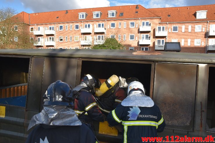 Containerbrand. Borgmester Madsens Gade i Vejle. 17/03-2018. Kl. 16:27.