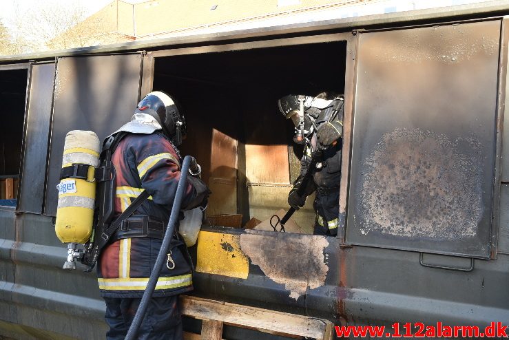 Containerbrand. Borgmester Madsens Gade i Vejle. 17/03-2018. Kl. 16:27.