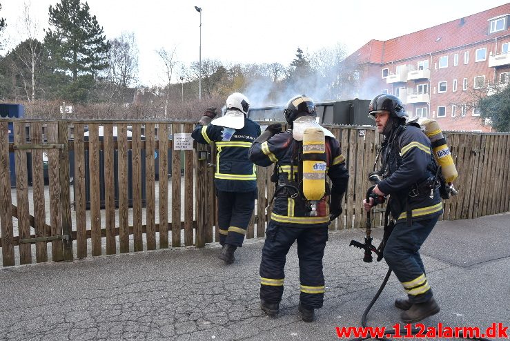 Containerbrand. Borgmester Madsens Gade i Vejle. 17/03-2018. Kl. 16:27.