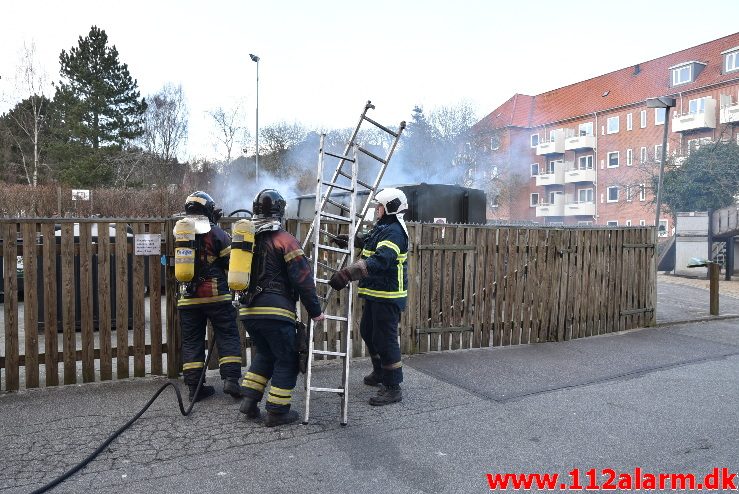 Containerbrand. Borgmester Madsens Gade i Vejle. 17/03-2018. Kl. 16:27.