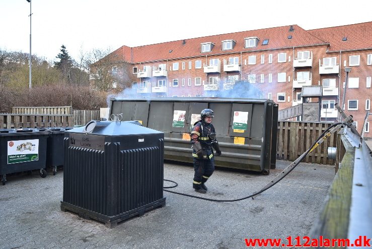 Containerbrand. Borgmester Madsens Gade i Vejle. 17/03-2018. Kl. 16:27.