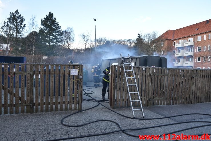 Containerbrand. Borgmester Madsens Gade i Vejle. 17/03-2018. Kl. 16:27.