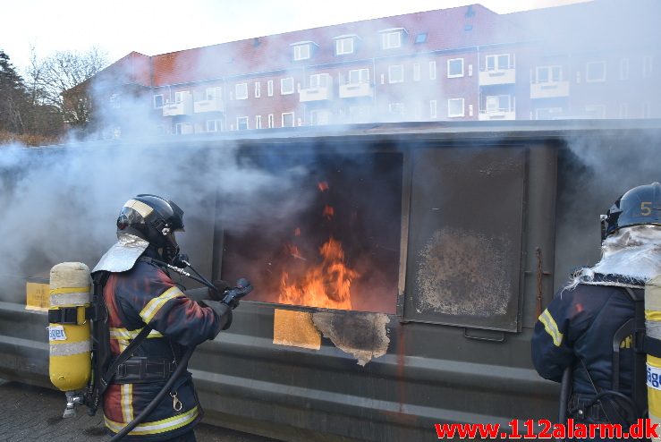 Containerbrand. Borgmester Madsens Gade i Vejle. 17/03-2018. Kl. 16:27.