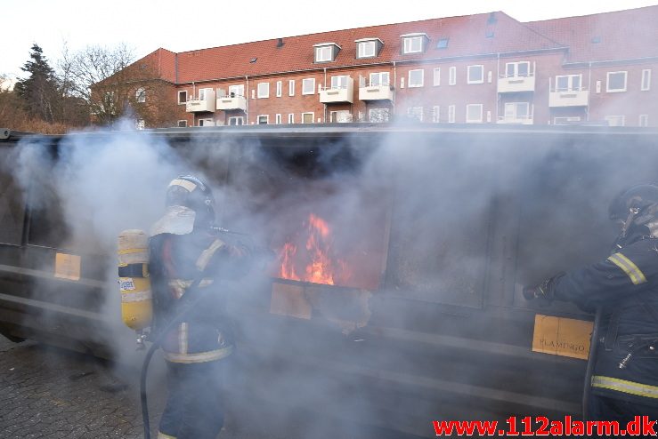 Containerbrand. Borgmester Madsens Gade i Vejle. 17/03-2018. Kl. 16:27.