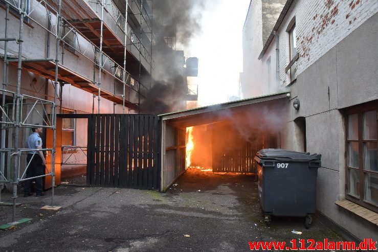 Brand i etageejendom. Staldgårdsgade i Vejle. 06/04-2018. Kl. 18:35.