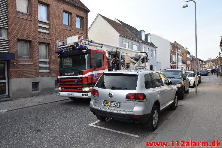 Brand i etageejendom. Staldgårdsgade i Vejle. 06/04-2018. Kl. 18:35.