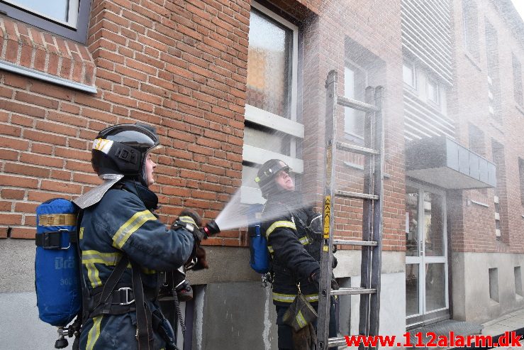 Brand i etageejendom. Staldgårdsgade i Vejle. 06/04-2018. Kl. 18:35.