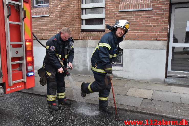 Brand i etageejendom. Staldgårdsgade i Vejle. 06/04-2018. Kl. 18:35.