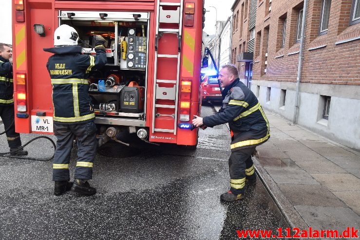 Brand i etageejendom. Staldgårdsgade i Vejle. 06/04-2018. Kl. 18:35.