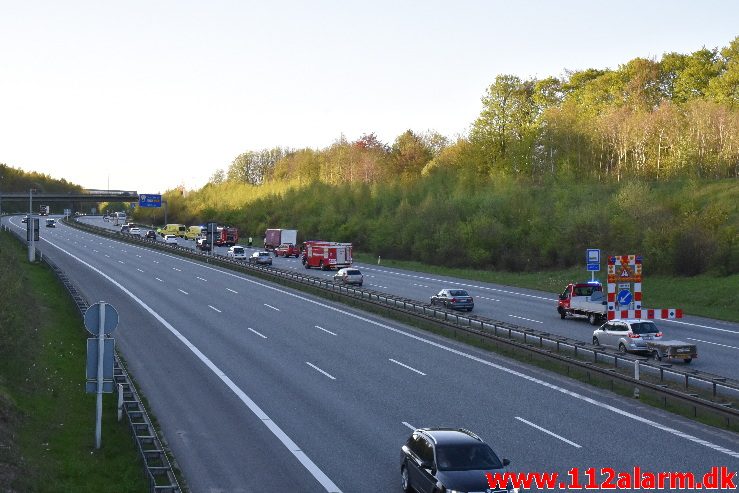 FUH med fastklemte. Østjyske Motorvej lige før Horsensvej. 05/05-2018. Kl. 19:33.