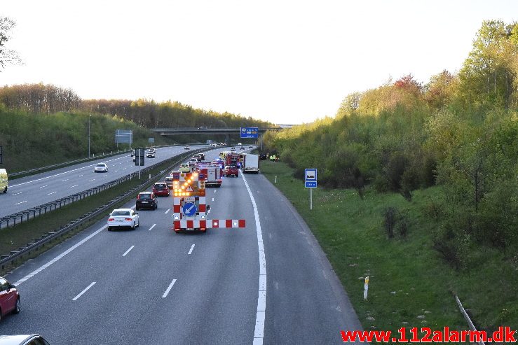 FUH med fastklemte. Østjyske Motorvej lige før Horsensvej. 05/05-2018. Kl. 19:33.