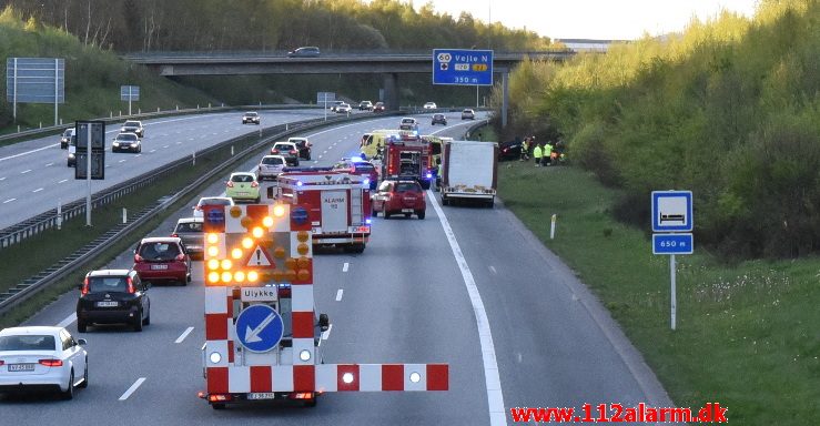 FUH med fastklemte. Østjyske Motorvej lige før Horsensvej. 05/05-2018. Kl. 19:33.