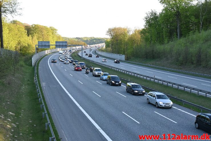 FUH med fastklemte. Østjyske Motorvej lige før Horsensvej. 05/05-2018. Kl. 19:33.